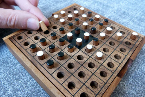 How to Play Reversi: Rules and Strategy Guide