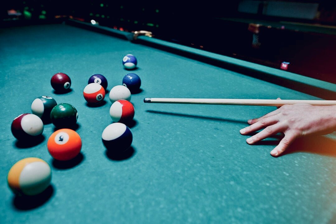 How to hold a cue stick with confidence - Pool Table Portfolio